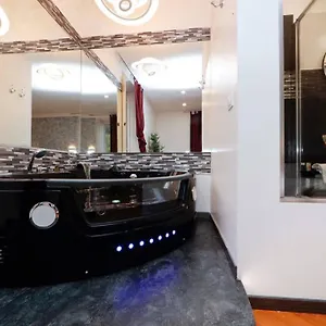 Black Enchanting Jacuzzi Trastevere - Collection , Rome Italy